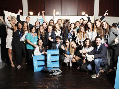 Alumnos de Esade de celebraci&oacute;n.