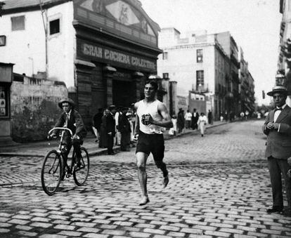 La relación de Barcelona con el deporte, iniciada a principios del siglo XX, se extiende a toda la sociedad y culmina con la celebración de los Juegos Olímpicos de 1992. La imagen del campeón Pedro Prat es una de las que se incluyen en el libro 'Barcelona', editado por La Fábrica y el Ajuntament de Barcelona, que repasa la historia de la ciudad desde 1855 hasta la actualidad.