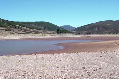 Imagen del embalse de Alcorlo, en la cuenca del Tajo, afectado por la sequía que sufre todo el país.