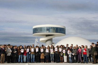 La grabación de un vídeo de felicitación para Oscar Niemeyer por su 104 cumpleaños en la que participaron cientos de personas fue la última actividad del centro.