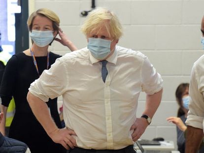 Boris Johnson, este lunes, visita un centro de vacunación en Londres