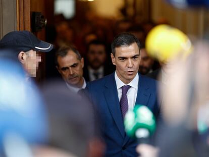 El secretario general del PSOE, Pedro Sánchez, abandona el Congreso de los Diputados tras haber prosperado su investidura, este jueves en Madrid. EFE/ Rodrigo Jiménez