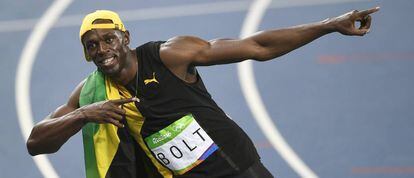 Bolt celebra su victoria en los 100m.