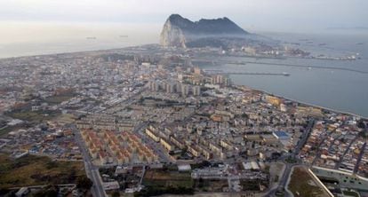 Vista aérea de La Línea. Al fondo, Gibraltar.