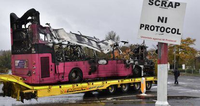 En la localidad norirlandesa de Newtownabbey, cuatro enmascarados obligaron a los pasajeros y al conductor de este autobús a bajarse. 
