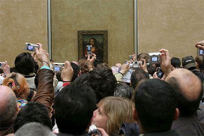 Numerosas personas fotografían el cuatro, que ha regresado a la sala de los Estados del Louvre tras una remodelación.