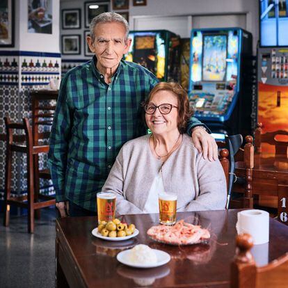Pepe Martínez y Esperanza Fernández, en su local.Sobre la mesa, gambas, aceitunas y ensaladilla.