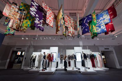 La colección de ropa de Freddie Mercury expuesta en la sede de Sotheby's, en Londres.