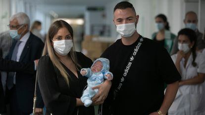Tamara Franco y Jesús Robles, con el pequeño Jesús, en el hospital Clínic de Barcelona, este lunes.
