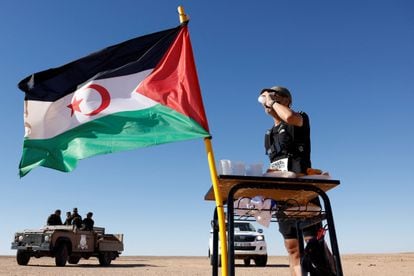 Un participante en la Maratón del Sáhara bebe agua junto a puesto del Frente Polisario, el 28 de febrero  cerca de Tinduf (Argelia).