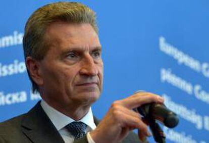 El comisario europeo de Energía, Guenther Oettinger, toma la palabra durante una rueda de prensa tras la reunión Unión Europeo-Rusia-Ucrania sobre gas en Varsovia, Polonia, hoy.