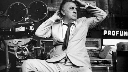 Federico Fellini, a principios de los setenta, en el rodaje de Roma, en los estudios de Cinecittà.