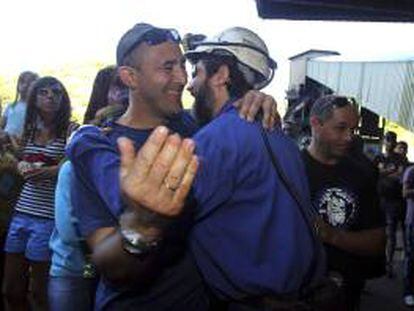 Uno de los cinco mineros que permanecían desde el 11 de julio último en el pozo de Santa Cruz del Sil (León) es recibido por sus familiares tras abandonar esta tarde su encierro de protesta.