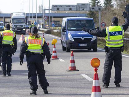 La policía alemana realiza controles cerca de la frontera francesa, el viernes, ante el avance del coronavirus.