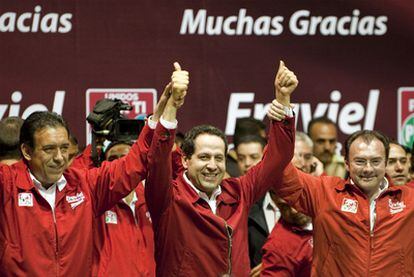 El candidato del PRI en el Estado de México, Eruviel Ávila (centro) celebra su victoria.