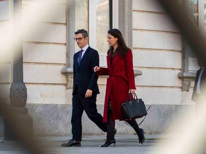 El ministro de Justicia y Presidencia, Félix Bolaños, acompañado de una colaboradora, el pasado miércoles en Madrid.