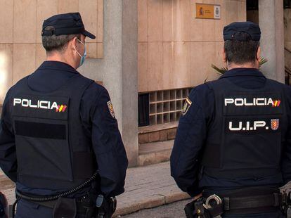 Dos policías hacen guardia en la comisaría de Linares.
