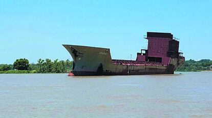 El "barco fantasma" navega sin rumbo por el río Paraná, a la altura de la provincia argentina de Corrientes.