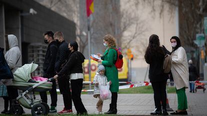 Un grupo de refugiados ucranianos esperan para iniciar los trámites necesarios tras su llegada a España, en la comisaría de Policía Nacional de La Verneda, a 17 de marzo de 2022, en Barcelona.