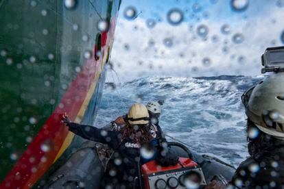 Un momento de la acción llevada a cabo por la organización ecologista en High seas, en el Atlántico Norte. Greenpeace pide a los líderes políticos que finalicen un Tratado Global de los Océanos en las negociaciones de la ONU en agosto, para realmente conseguir proteger un 30% de los océanos del mundo.

