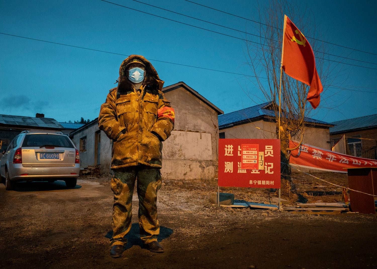 Un funcionario monta guardia en un puesto de control en la ciudad fronteriza china de Suifenhe