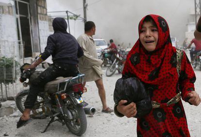 Una niña siria llora mientras huye de un ataque aéreo de las fuerzas prorrégimen, en la ciudad comercial de Kfar Ruma (Siria).