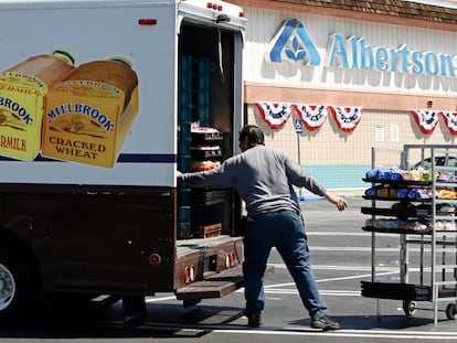 Descarga de mercancía en un supermercado de Albertsons en Los Ángeles.