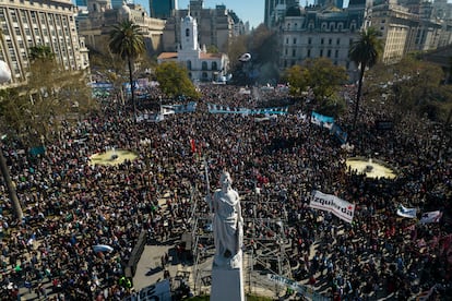 Vista aérea de la Plaza de Mayo durante la manifestación de este viernes en apoyo a Fernández de Kirchner.