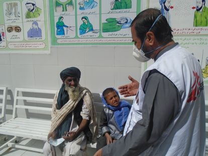 Haji Mohammad Amin y su nieto Haqmal han sido pacientes en el centro de tuberculosis que Médicos Sin Fronteras (MSF) gestiona en Kandahar, Afganistán.