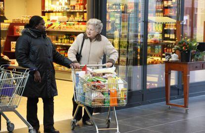 Una residente de Hogeweyk hace la compra en el supermercado.