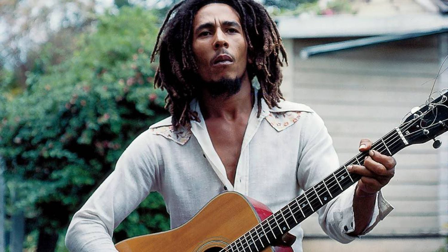 Bob Marley, devant son domicile de Kingston, où il a été abattu en 1976.