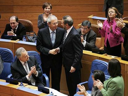 La conselleira Teresa Táboas conversa con Pilar Rojo (de espaldas) ayer en el Parlamento.