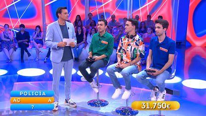 Desde la izquierda, Ion Aramendi, Raúl, Borjamina y Bruno, a punto de resolver 'La última palabra' en uno de los programas de 'Reacción en cadena'.