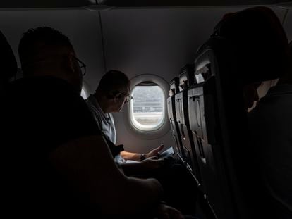 Pasajeros en el vuelo de Avianca que viaja desde Bogotá a Caracas, en el aeropuerto El Dorado, el 1 de febrero del 2024, en Bogotá.