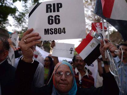 Una mujer egipcia, en una marcha en homenaje a las v&iacute;ctimas.