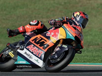 El piloto de Moto 2, Augusto Fernández , rueda en el circuito Ricardo Tormo de Cheste (Valencia) donde este fin de semana se disputa la última prueba del mundial.