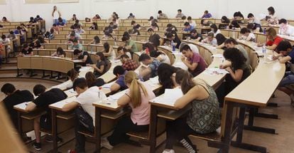 Estudiantes durante un examen en la universidad.