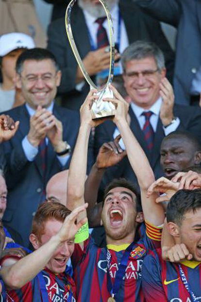 Roger Riera del FC Barcelona levanta la Champions juvenil.
