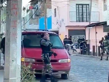 Miembros de la Policía Municipal de Tlaquepaque en la escena del crimen, el 18 de enero, en un video compartido en redes sociales.
