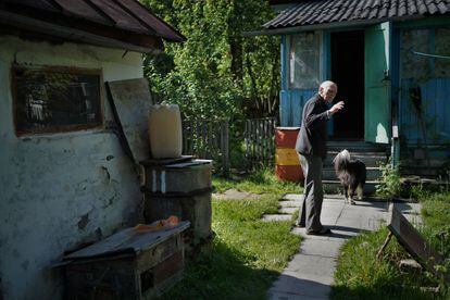 Evgeniy Markevich, de 85 años, uno de los más viejos del lugar y de los escasísimos vecinos que residen en torno a la central nuclear. Durante la ocupación recibió algunos días comida de los rusos.