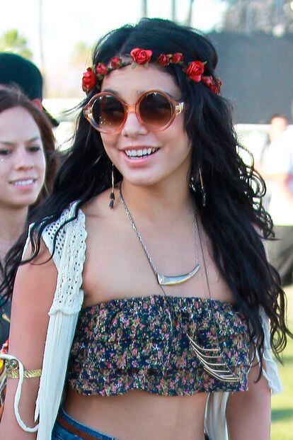 La cada día más hippie Vanessa Hudgens lució esta cinta con flores rojas en la pasada edición de Coachella.
