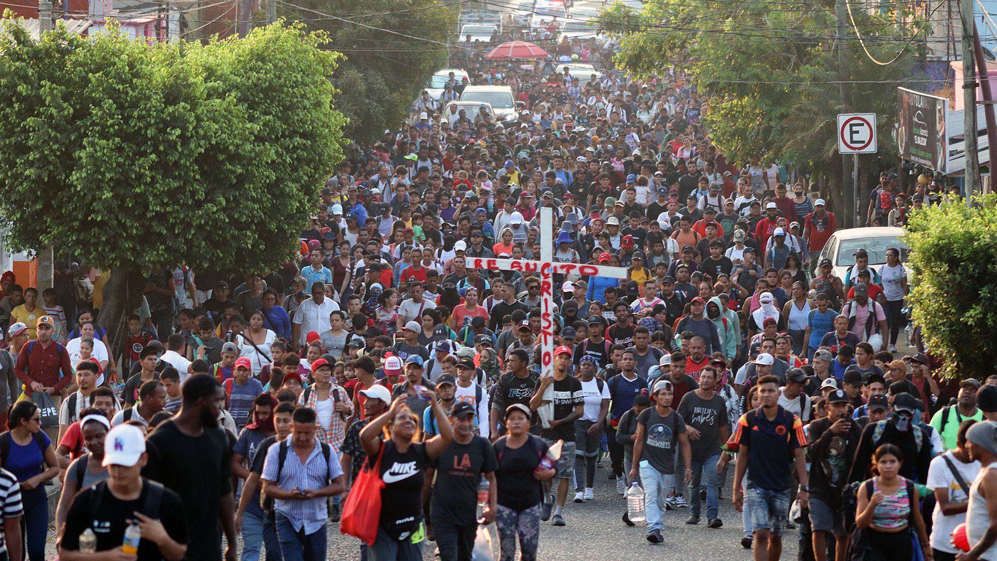 Caravana Migrante Una peque a Babel camina hacia Estados Unidos