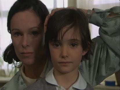 Las actrices Geraldine Chaplin (derecha) y Ana Torrent (izquierda) en 'Cría Cuervos', dirigida por Carlos Saura.