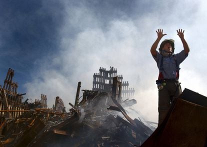 Imagen del documental "102 minutos que cambiaron América", que recoge las tareas de rescate de los bomberos tras el atentado terrorista contra las Torres Gemelas el 11-S.