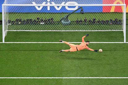 El portero francés Hugo Lloris despeja un balón que iba a portería en el partido ante Marruecos. 