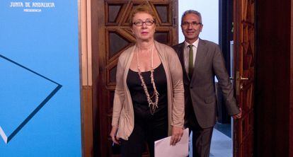 Carmen Martínez Aguayo y el portavoz del Gobierno, Miguel Ángel Vázquez, tras el Consejo de Gobierno del martes.