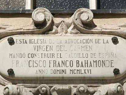 Placa conmemorativa de la construcción de una iglesia de El Pardo (Madrid) por decisión de Franco.