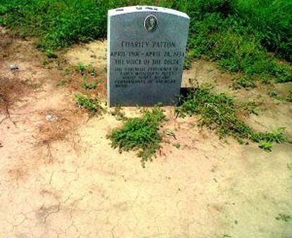Lápida de la tumba de Charley Patton, en Holly Ridge (Misisipí).