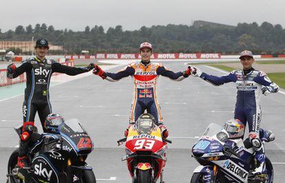 Los Campeones del Mundo de MotoGP, Marc Márquez (en el centro), Moto2 Francesco Bagnaia (izquierda) y Moto3, Jorge Martín (derecha) posan para la foto oficial en la pista del circuito Ricardo Tormo de Cheste (Valencia).