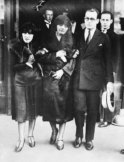 La gran entrada del funeral: la de Pola Negri (en el centro de la imagen), viuda oficial en la iglesia.
